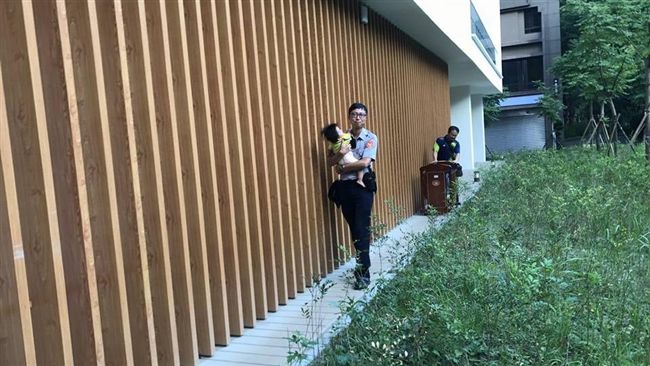 這畫面好有愛！托兒園停電暖警護幼兒