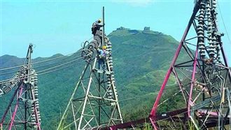 8電塔鏽到穿透　僅靠「綁木條」支撐