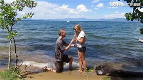 媽媽淒厲叫聲成為兒子求婚時的最大亮點。（圖／翻攝自AP/Newsflare）