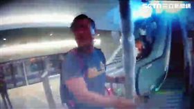 香港籍旅客一家四口，搭乘機場捷運前往桃園機場，因釣竿過長遭保全攔阻，未料妻子竟搶走釣竿直衝月台，並痛毆保全胸口三下，經勸說後父親帶釣竿另覓交通工具前往機場（翻攝畫面）
