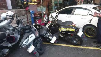 21歲女誤踩油門　轎車失控撞美髮店