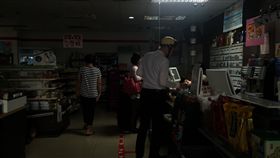 全台多處停電　北市松江路一帶受影響（3）台電公司15日表示，下午4時51分桃園大潭電廠6部機組跳脫，因供電容量減少約400萬瓩，電力系統頻率瞬間降低，因而自動啟動低頻電驛的安全保護措施，造成全台多處停電。圖為台北市松江路上的超商受影響停電。中央社記者蘇聖斌攝　106年8月15日