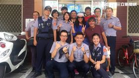 台北市萬華分局漢中所，這次一口氣來了7個實習生，實習結束後聚在派出所合影留念，還遇上外國觀光客來插花（楊忠翰攝）