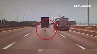 貨車掉「穀耙」　BMW保險桿遭砸毀