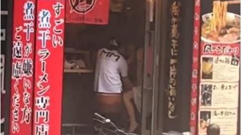 日情侶超大膽　竟在拉麵店公然調情！