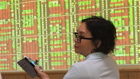 台股小跌（3）全台大停電，產業界受衝擊程度不一，不少上市櫃企業公告無重大影響，16日台股收盤下跌20.77點，為10290.39點，跌幅0.20%，成交金額新台幣997.34億，在平盤上下狹幅震盪小跌。中央社記者董俊志攝　106年8月16日