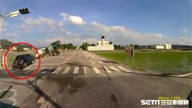 轎車衝撞混凝土車