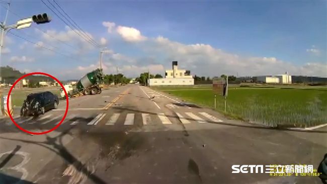 轎車高速側襲混凝土車　根本自殺攻擊