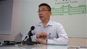 815全台大停電  政院將成立小組調查疏失行政院發言人徐國勇（圖）16日宣布，行政院長林全認為昨天的停電事件，對中油、台電等行政調查，應提升到行政院的層級，因此指示由政務委員吳宏謀成立小組調查。中央社記者顧荃攝  106年8月16日