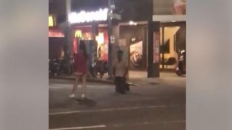 情侶吵架男方當街下跪　網批：別害人