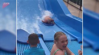 衝浪機解放老爸泳褲　救生員即刻救援