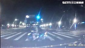 吳姓少年騎車載妹行經花博公園天橋下方時突然迴轉，由南往北直行的計程車閃避不及直接撞上，警消獲報趕抵現場，並將兩人送醫急救，所幸並無生命危險（翻攝畫面）