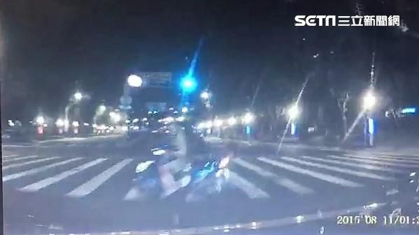 無照少年騎車左轉　直行小黃追撞2傷