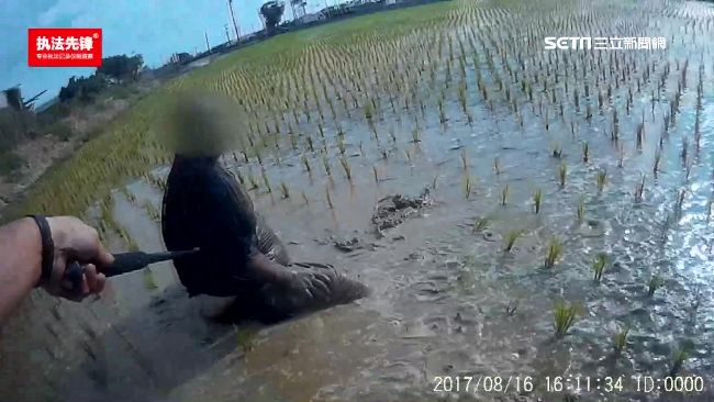 搶匪亡命跳進田　雙腳爛泥卡住被逮
