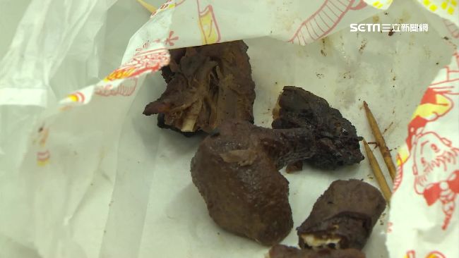吃到一半聞到鐵鏽　東山鴨頭竟藏鐵釘