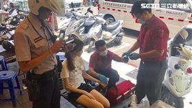 范女外出購物，走到半路突然暈倒，路人發現後立刻報案，警員先將范女攙扶至陰涼處，救護人員檢視後發現，范女有中暑症狀，加上尚未進食，全身虛弱，遂將她送往醫院治療。（翻攝畫面）