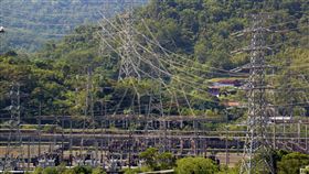 16:9
限電警戒紅燈連亮2天，台電3座新機組原訂9日早上線馳援，但大潭7-1號機未併聯成功，不過2座機組挹注21.5萬瓩電力可望轉為橘燈，經濟部認為，不會限電也不會重啟核電。／中央社