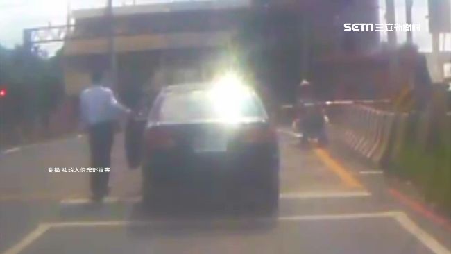 阿嬤推車受困平交道　領帶哥抬竿解圍