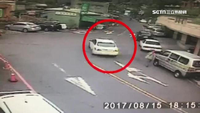 嚇！女遭丟後車廂　手、腿掛車外求救