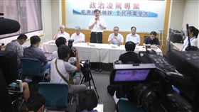 長風基金會提能源政策建言（1）長風基金會17日在台大校友會館舉行「政治凌駕專業─能源政策錯誤，全民停電受苦」記者會，長風能源政策研究小組召集人杜紫軍（後左3）、長風基金會執行長葉匡時（後右3）邀集學者專家出席，向政府提出能源政策的建言。中央社記者吳翊寧攝  106年8月17日