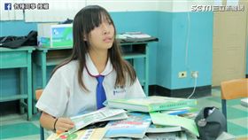 開學第一天總會有發不完的書。（圖／翻攝自各種同學臉書）