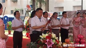 柯文哲出席文山區木柵段公宅新建工程開工典禮 盧冠妃攝持香祈福、簽金鏟