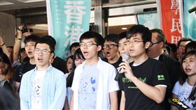 港高等法院宣判　黃之鋒等人到庭聆訊香港泛民主派政治新星羅冠聰（左起）、黃之鋒、周永康今天因衝撞政治總部公民廣場的案件，赴高等法院聆訊。中央社記者張謙攝  106年8月17日