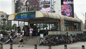 陳女搭捷運板南線行經西門站時，遭疑有精神疾病的詹女痛毆，導致臉部紅腫挫傷，警方根據監視器畫面逮人，訊後依傷害罪送辦（楊忠翰攝）