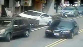 撿手機失控殃8車　駕駛撞飛無辜騎士