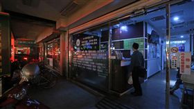 16:9
民權西路段商家晚間仍停電（1）桃園大潭電廠6部機組15日全部跳機，導致全台多處無預警跳電、停電，肇因為中油供應大潭電廠的天然氣電動閥誤關2分鐘。台北市民權西路晚間7時30分仍停電，周邊商家只好使用緊急電源照明。中央社記者吳家昇攝　106年8月15日