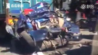 開在大貨車旁多可怕？轎車一秒變廢鐵