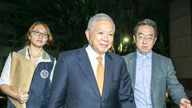 永豐金弊案  北檢起訴何壽川等19人台北地檢署偵辦永豐金涉弊案，17日依違反證券交易法等罪，起訴永豐金前董事長何壽川（中）、永豐餘公司土地開發部經理張金榜、三寶建設董事長李俊傑的妻子廖怡慇等19人。（檔案照片）中央社  106年8月17日