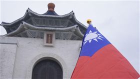 中華統一促進黨成員聚集中正紀念堂護蔣公銅像 圖／記者林敬旻攝