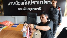 泰國失業男偷內褲送給女友當禮物。（圖／翻攝自泰國世界日報）