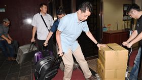 永豐金案  何壽川巨額交保永豐金控違法放貸案，北檢17日起訴永豐金前董事長何壽川（中）等19人；案件移審台北地院，法官裁定何壽川以新台幣4億元交保，永豐金員工帶著大批現金到院。中央社記者施宗暉攝 106年8月18日