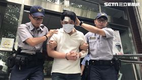 呂男到軍史館偷日本軍人的屠刀，再前往總統府西大門，翻越花圃後進入廣場，持武士刀殺傷憲兵後，遭到其他憲兵制服（楊忠翰攝）呂軍億