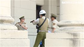 呂男到軍史館偷日本軍人的屠刀，再前往總統府西大門，翻越花圃後進入廣場，持武士刀殺傷憲兵後，遭到其他憲兵制服（翻攝畫面）