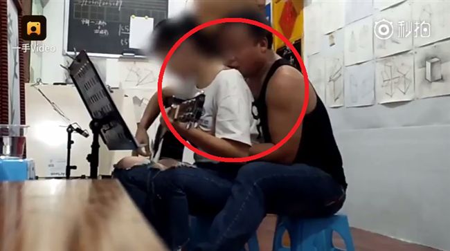 影／變態！少女學吉他遭狼師猥褻　背後環抱撫胸還吻頸 | 國際 | 三立新聞網  SETN.COM