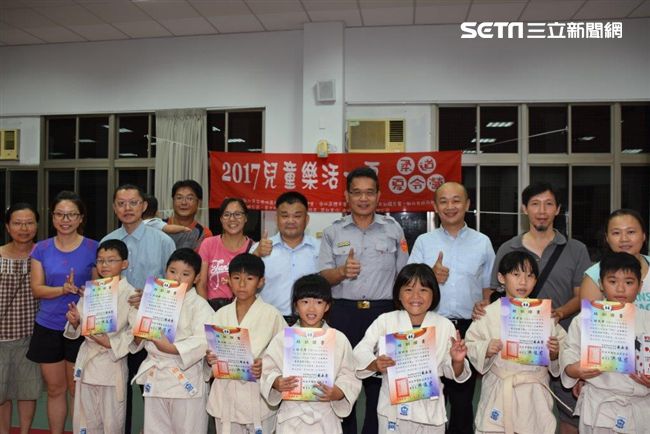 暑期兒童柔道學習營　樹林警頒發證書
