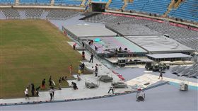 世大運將開幕  台北田徑場趕工（1）2017台北世大運19日晚上將舉行開幕典禮，工作人員14 日持續在開幕場地台北田徑場進行工程，為世大運準備。中央社記者張新偉攝  106年8月14日