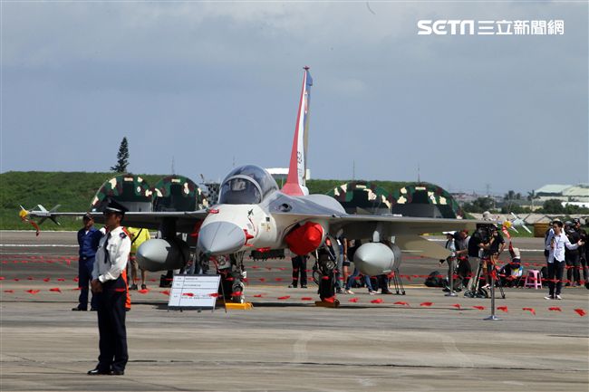 我國自行研發經國號戰機（IDF）彩繪單機特技操演。（記者邱榮吉/攝影）
