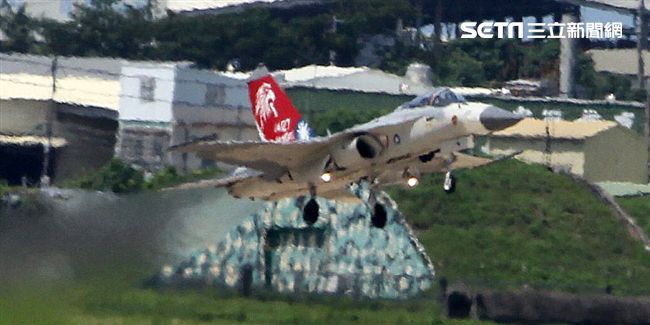 我國自行研發經國號戰機（IDF）彩繪單機特技操演。（記者邱榮吉/攝影）