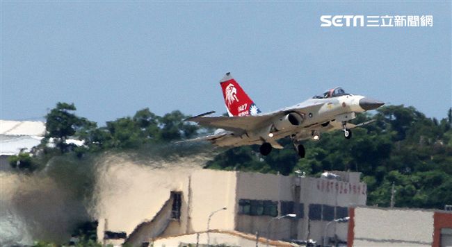 我國自行研發經國號戰機（IDF）彩繪單機特技操演。（記者邱榮吉/攝影）