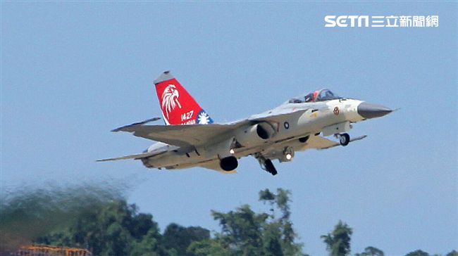 我國自行研發經國號戰機（IDF）彩繪單機特技操演。（記者邱榮吉/攝影）