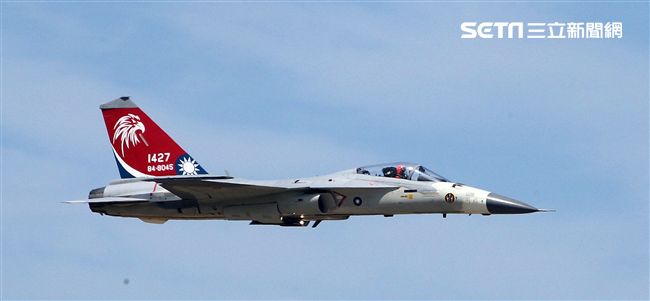我國自行研發經國號戰機（IDF）彩繪單機特技操演。（記者邱榮吉/攝影）