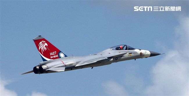 我國自行研發經國號戰機（IDF）彩繪單機特技操演。（記者邱榮吉/攝影）