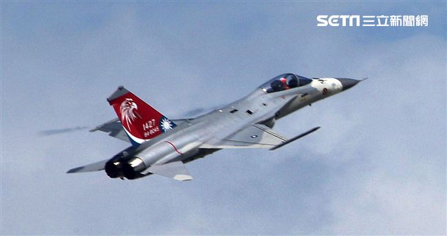 我國自行研發經國號戰機（IDF）彩繪單機特技操演。（記者邱榮吉/攝影）