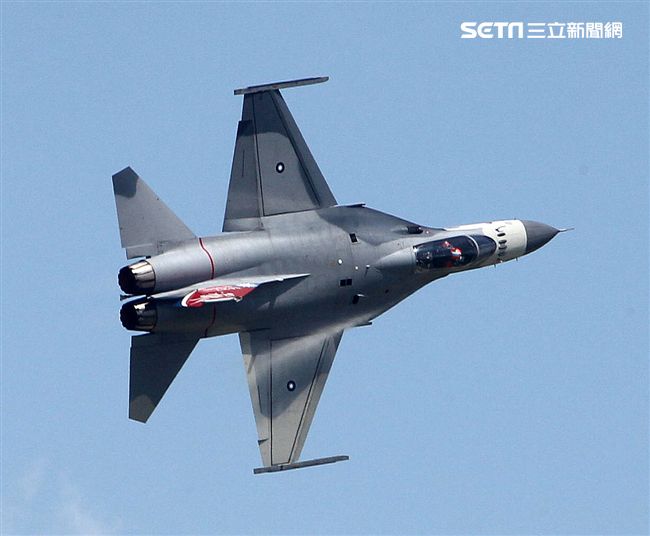 我國自行研發經國號戰機（IDF）彩繪單機特技操演。（記者邱榮吉/攝影）