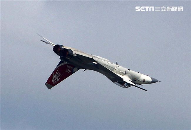 我國自行研發經國號戰機（IDF）彩繪單機特技操演。（記者邱榮吉/攝影）