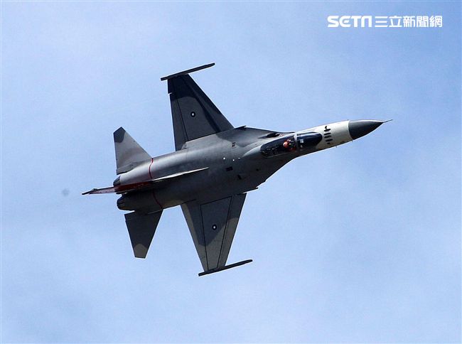 我國自行研發經國號戰機（IDF）彩繪單機特技操演。（記者邱榮吉/攝影）